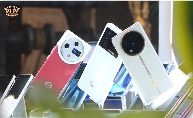 제23차 평앙봄철국제상품전람회에서 공개된 북한 신형 스마트폰 '진달래12'(맨 왼쪽). (유튜브 채널 KANCC TV 캡처)