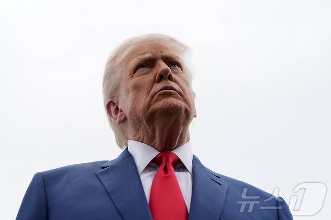 도널드 트럼프 미국 대통령이 8일(현지시간) 미국 뉴저지주 모리스타운 시립공항에서 기자들과 만나 로스앤젤레스(LA)에서 발생한 시위를 진압하기 위해 주방위군을 동원한 것과 관련, "폭력을 용납하지 않을 것"이라고 말하고 있다. 트럼프 대통령은 그러면서도 보다 강력한 '반란법'은 아직 발동할 계획이 없다고 밝혔다. 2025.06.08 ⓒ 로이터=뉴스1 ⓒ News1 류정민 특파원