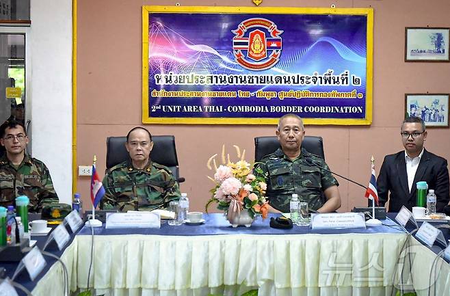 태국 왕립군(RTA) 총사령관인 파나 클레우플롯둑 장군(가운데 오른쪽)과 캄보디아 왕립군 장군인 마오 소판(가운데 왼쪽)이 태국 수린 주의 총총 국경 검문소에서 만나 회담하고 있다. 2025.5.29. ⓒ AFP=뉴스1 ⓒ News1 강민경 기자
