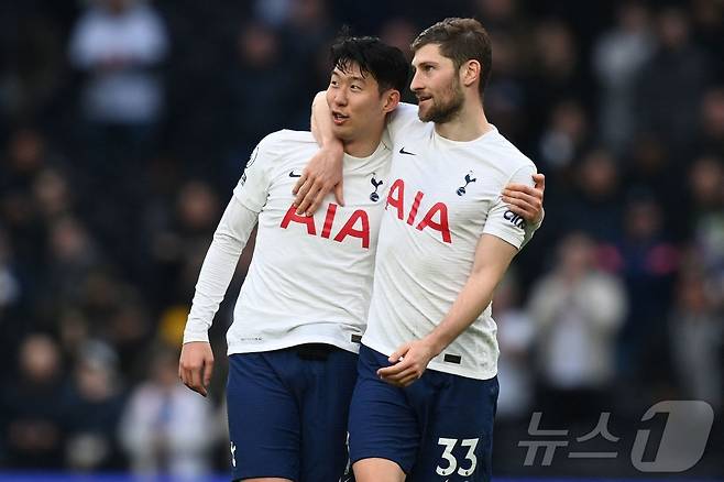 토트넘 홋스퍼에서 2026년까지 함께하는 손흥민과 벤 데이비스. / ⓒ AFP=뉴스1