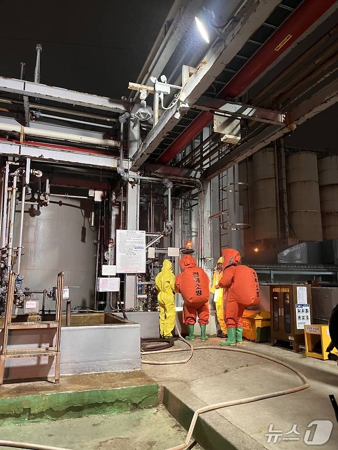 염산이 누출된 군산의 한 화학공장.(전북소방본부 제공. 재판매 및 DB금지)