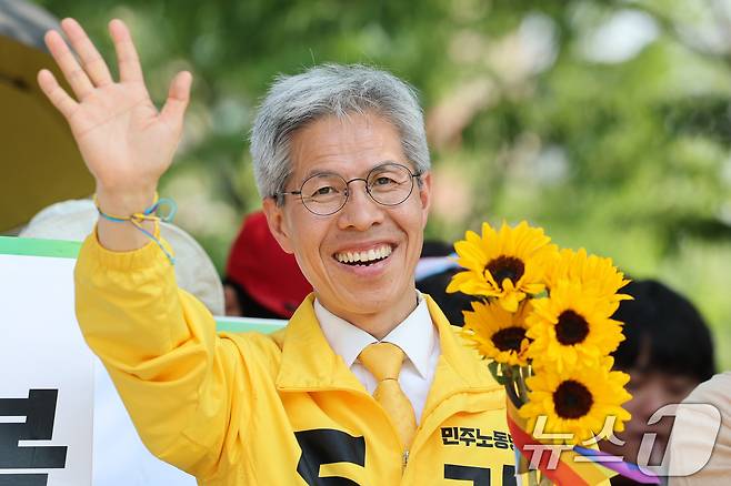 권영국 민주노동당 대통령 후보가 1일 오후 서울 마포구 경의선숲길에서 시민들에게 지지를 호소하고 있다. 2025.6.1/뉴스1 ⓒ News1 신웅수 기자