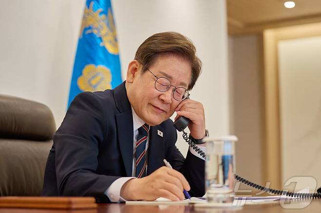 이재명 대통령이 9일 서울 용산구 대통령실 청사 집무실에서 이시바 시게루 일본 총리와 전화 통화를 하고 있다. (대통령실 제공. 재판매 및 DB 금지) 2025.6.9/뉴스1 ⓒ News1 허경 기자