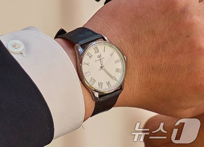 이재명 대통령이 9일 서울 용산구 대통령실에서 이시바 시게루 일본 총리와 전화 통화를 하고 있다. 사진은 이 대통령이 착용한 OST 달빛정원 시계. (대통령실 제공. 재판매 및 DB 금지) 2025.6.9/뉴스1