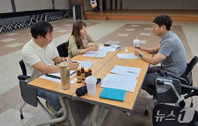 한강청 기술지원반이 지난해 김포시청에서 담당자에게 1대1 맞춤형 기술지원을 하고 있는 모습.(한강청 제공)