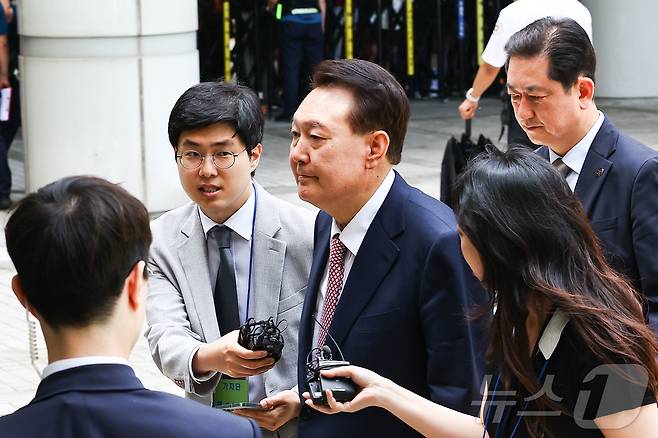 윤석열 전 대통령이 9일 서울중앙지방법원에서 열린 내란 우두머리 혐의·직권남용 권리행사 방해 혐의 사건 6차 공판에 출석하고 있다. 2025.6.9/뉴스1 ⓒ News1 사진공동취재단