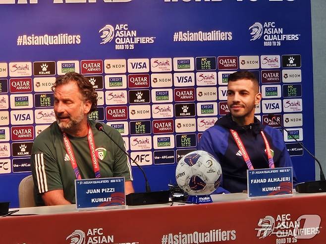 안토니오 피치 쿠웨이트 감독과 주장 파하드 알하제리ⓒ News1 안영준 기자