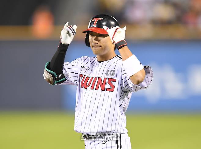 LG 신민재가 29일 서울 잠실구장에서 열린 2025 KBO리그 한화와 경기 5회말 무사1루 내야안타를 친 후 세리머니를 하고 있다. 잠실 | 최승섭기자 thunder@sportsseoul.com