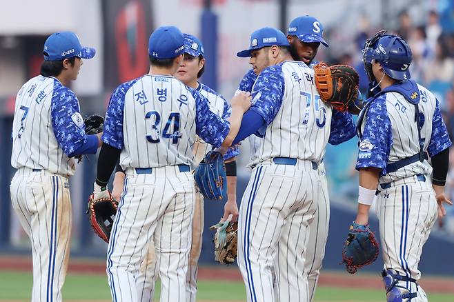 삼성 선수들이 8일 대구삼성라이온즈파크에서 열린 2025 KBO리그 NC전 승리 후 하이파이브를 하고 있다. 사진 | 삼성 라이온즈