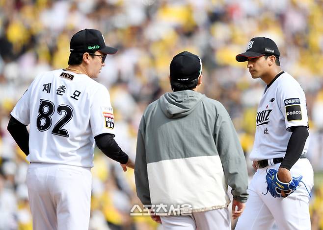 KT 선발투수 쿠에바스가 제춘모 투수코치와 이야기를 나누고 있다. 수원 | 최승섭기자 thunder@sportsseoul.com