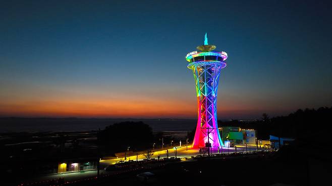 ◇홍성스카이타워는 높이 65m의 초대형 전망대다. 파노라마식 스카이워크가 설치되어 있어 자연 경관과 스릴을 동시에 느낄 수 있다. 지엔씨21