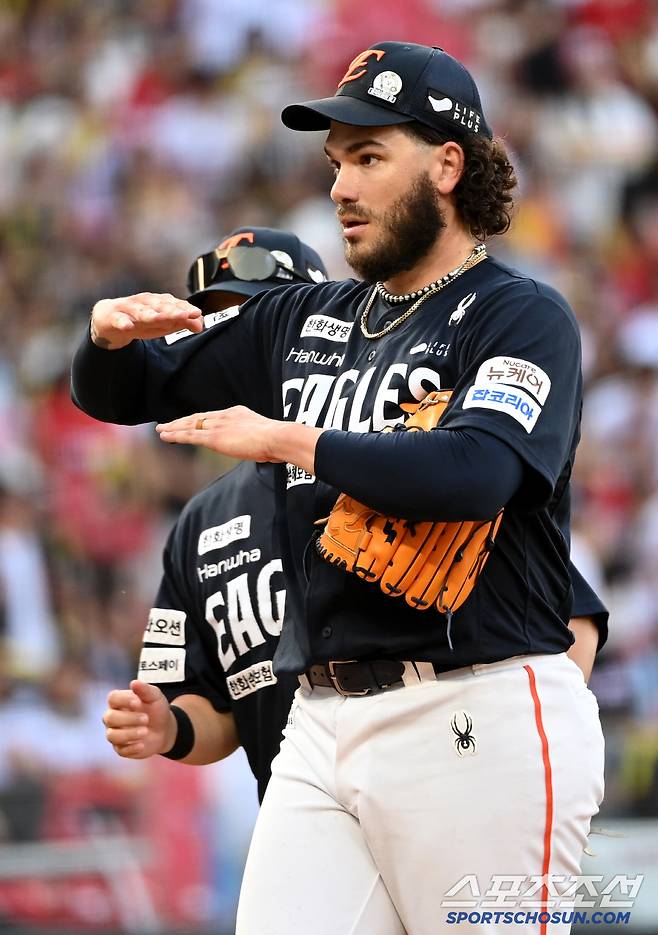 8일 광주 KIA챔피언스필드에서 열린 한화와 KIA의 경기, 5회말 투구를 마친 폰세가 더그아웃으로 향하고 있다. 광주=허상욱 기자wook@sportschosun.com/2025.06.08/