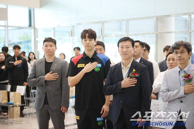 9일 진천국가대표선수촌 수영센터 재개관 기념식 국민의례. 왼쪽부터 유승민 대한체육회장, 선수대표 이주호, 김택수 진천선수촌장, 피봉석 대한근대5종연맹 부회장. 사진제공=대한체육회