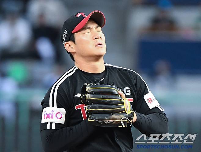 24일 인천 SSG랜더스필드에서 열린 LG-SSG전. 6회말 2사 1루 조형우의 평범한 땅볼을 놓친 오지환이 아쉬워하고 있다. 인천=정재근 기자 cjg@sportschosun.com/2025.5.24/