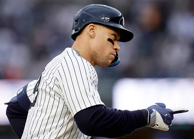 양키스 애런 저지가 1회말 헌터 도빈스의 직구를 밀어쳐 우중간 투런포를 터뜨린 뒤 베이스를 돌고 있다. AFP연합뉴스