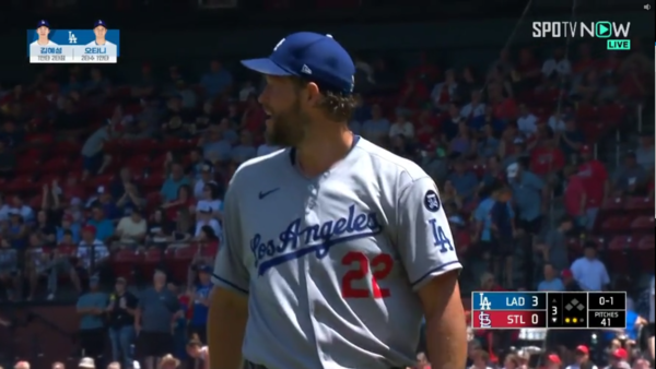 김혜성의 수비에 놀라는 커쇼. ⓒSPOTV NOW 중계화면 캡처