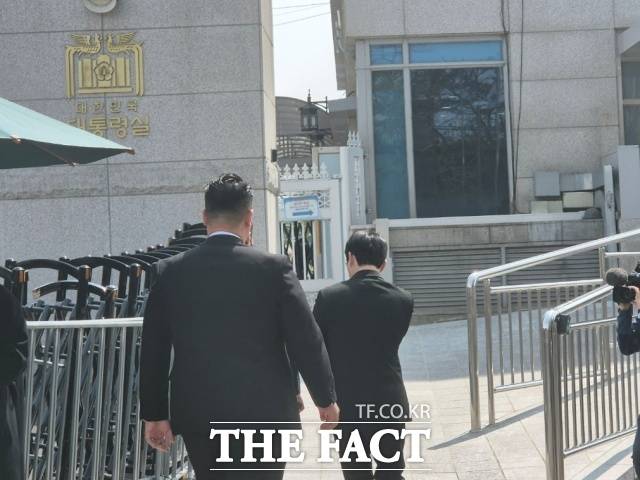 12·3 비상계엄 사태를 수사하는 검찰이 윤석열 전 대통령의 비화폰 서버 등 증거물 확보에 속도를 내고 있다. 경찰청 국가수사본부 비상계엄 특별수사단(특수단)은 지난 4월16일 오전 윤석열 전 대통령과 김성훈 대통령경호처 차장의 특수공무집행방해 등 혐의와 관련해 비화폰(보안처리된 전화기) 서버, 대통령실, 경호처 사무실, 경호처장 공관 등에 대한 압수수색 영장 집행에 나섰다. 사진은 이날 대통령실 앞 모습./송호영 기자