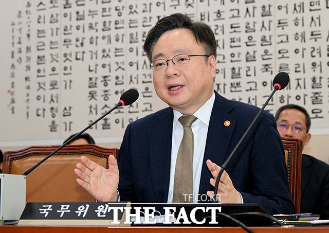 조규홍 보건복지부 장관이 26일 오전 서울 여의도 국회에서 열린 법제사법위원회 전체회의에 참석해 의료급여법 일부개정법률안 관련 질의에 답변을 하고 있다./배정한 기자