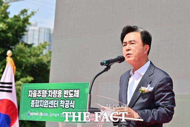 김태흠 충남도지사가 9일 아산시에 위치한 '자율주행·차량용 반도체 종합지원센터' 착공식에 참석해 축사를 하고 있다. /충남도