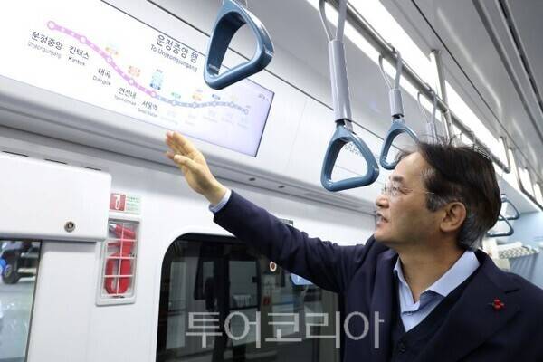 GTX-A열차에 탑승한 이동환 시장/투어코리아뉴스 정명달 기자