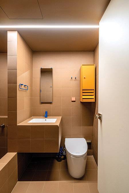 이 집의 키 컬러인 쨍한 블루와 보색인 옐로의 조합이 공간에 생기를 불어넣는다.&nbsp;