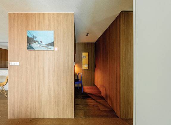 팬트리는 서재로 재구성했다. 부족해진 수납은 상부장과 키큰장으로 해결!