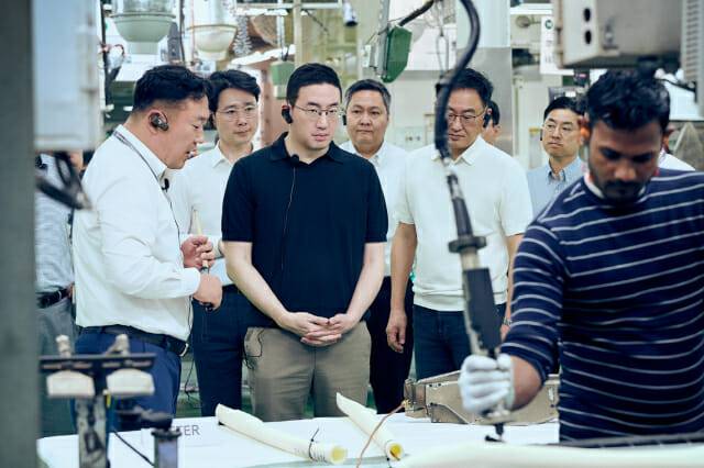 구광모 LG 대표(왼쪽에서 세번째)가 지난 2월 인도 뉴델리에 위치한 LG전자 노이다 생산공장을 찾아 에어컨 생산과정을 살펴보고 있다(사진=LG)