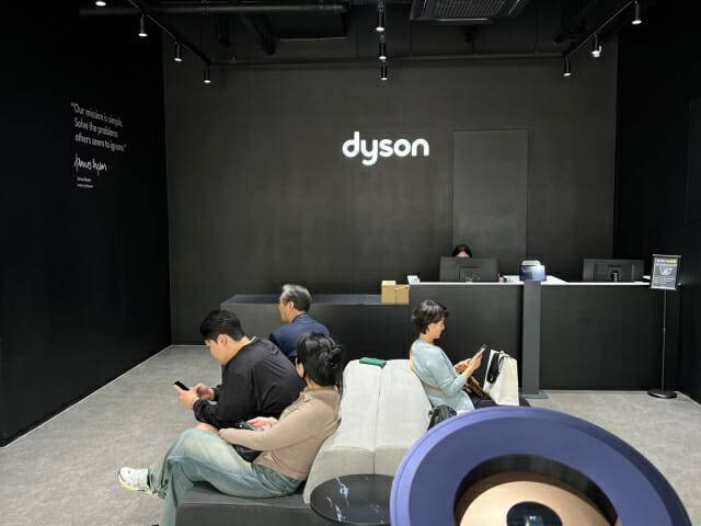 다이슨 신사 프리미엄 서비스센터 내부 전경. 고객들이 서비스 순서를 기다리고 있다. (사진=지디넷코리아)