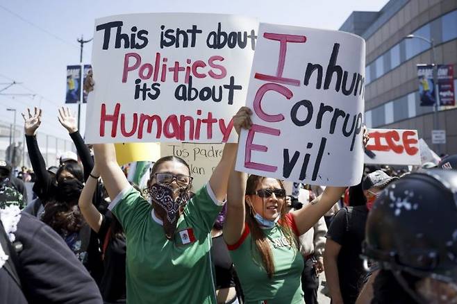 8일(현지시간) 미국 캘리포니아 로스엔젤레스(LA)에서 도널드 트럼프 대통령의 이민 단속에 반대하는 시민들이 시위하고 있다. EPA연합뉴스