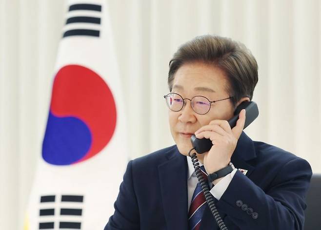 이재명 대통령이 지난 6일 서울 한남동 관저에서 도널드 트럼프 미국 대통령과 전화 통화를 하기 위해 수화기를 들고 있다. 연합뉴스