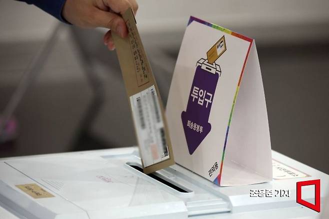 제21대 대통령 선거 사전투표 첫날인 29일 서울 강남구 역삼1동주민센터에 마련된 사전투표소를 찾은 유권자가 소중한 한표를 행사하고 있다. 2025.5.29 조용준 기자