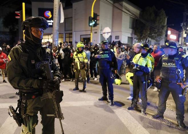 보수 성향의 중도민주당 소속인 우리베 의원이 총격을 입은 7일 폰티본 지역 공원에서 경찰이 현장을 지키고 있다. AP연합뉴스