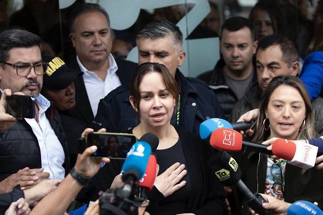 우리베 의원의 아내 마리아 클라우디아 타라조나와 치료를 담당한 산타페 재단 병원은 성명을 발표하고 있다. AFP연합뉴스