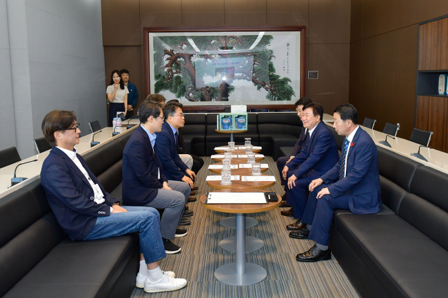 정기명 여수시장은 지난 5일 예울마루를 찾아 문화예술계 인사들과 간담회를 갖고, 여수 문화 브랜드 제고 방안 등에 대한 의견을 나눴다. 여수시 제공