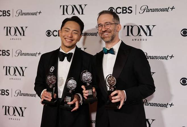 창작뮤지컬 '어쩌면 해피엔딩'의 창작자 박천휴(왼쪽)와 윌 애런슨이 8알(현지시간) 제78회 토니상 시상식이 열린 미국 뉴욕 라디오 시티 뮤직홀에서 기념사진을 찍고 있다. [사진 제공= 로이터연합뉴스]