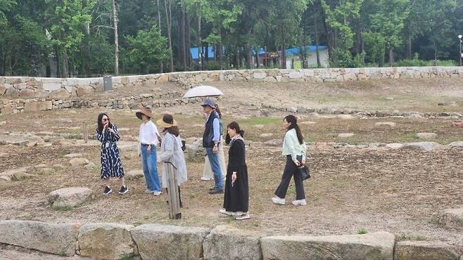 국제기념물유적협의회 한국위원회 문화관광 학술소위원회' 소속 위원들이 지난 7일 회암사지 현장 답사를 진행하고 있다. 양주시 제공