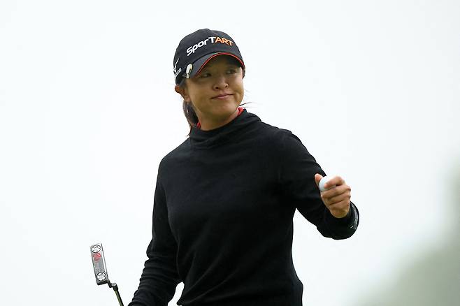 김세영이 LPGA 투어 숍라이트 클래식 3라운드가 열린 9일 미국 뉴저지주 시뷰 베이코스 13번홀 그린에서 갤러리에게 인사하고 있다./AFP 연합뉴스