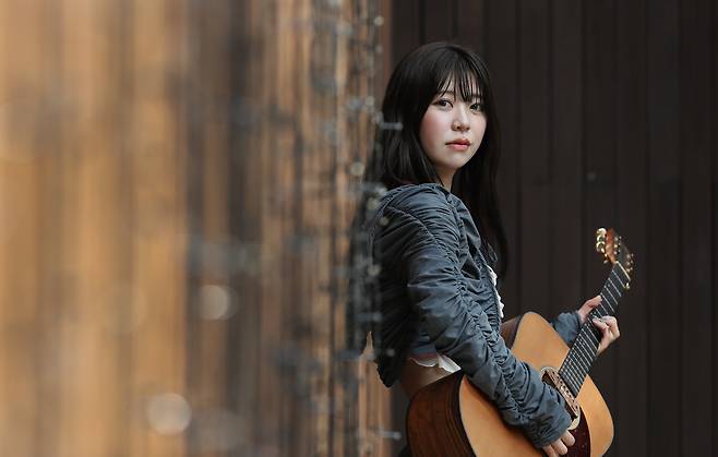 지난달 20일 서울에서 만난 일본 싱어송라이터 마유무라 치아키/박성원 기자