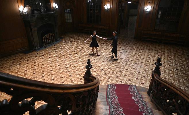 텅 빈 공연장에서 의족을 착용한 우크라 군인 알렉산드로와 그의 아내 마리아가 춤을 추고 있다. / AFP 연합뉴스