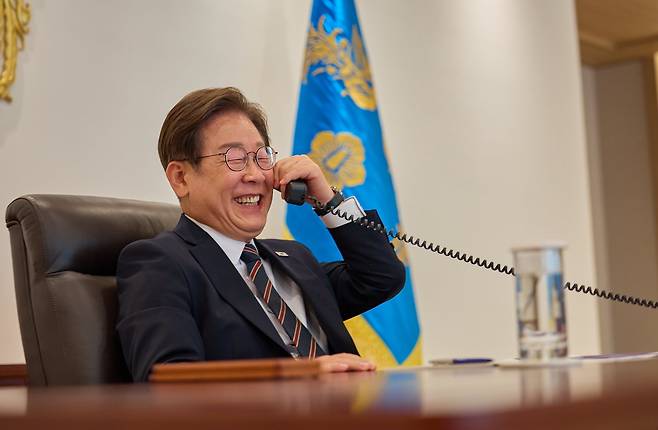 이재명 대통령이 9일 서울 용산구 대통령실 청사 집무실에서 이시바 시게루 일본 총리와 전화 통화하며 웃고 있다./대통령실