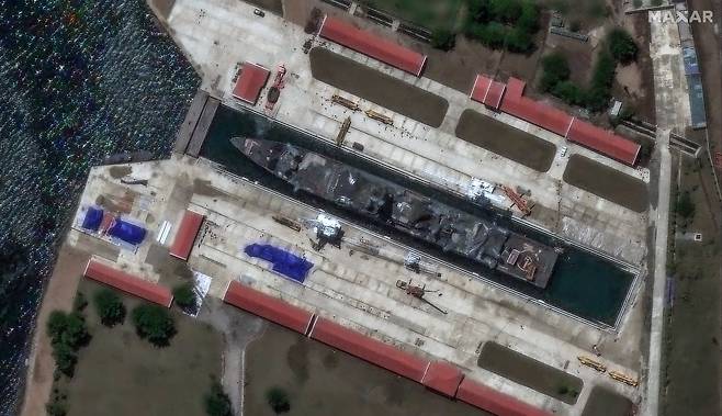 지난달 21일에 진수식에서 넘어졌던 북한 신형 5000t급 구축함이 지난 8일 북한 나진항 드라이도크에 입항해 있다. /MAXAR