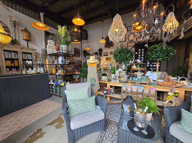 '보우럴'의 쇼핑 골목 '그린 레인구역'에서는 통장이 '텅장' 되는 마법을 늒리 수 있다. 사고 싶은 소품이 너무나 많기 때문. /조유미 기자