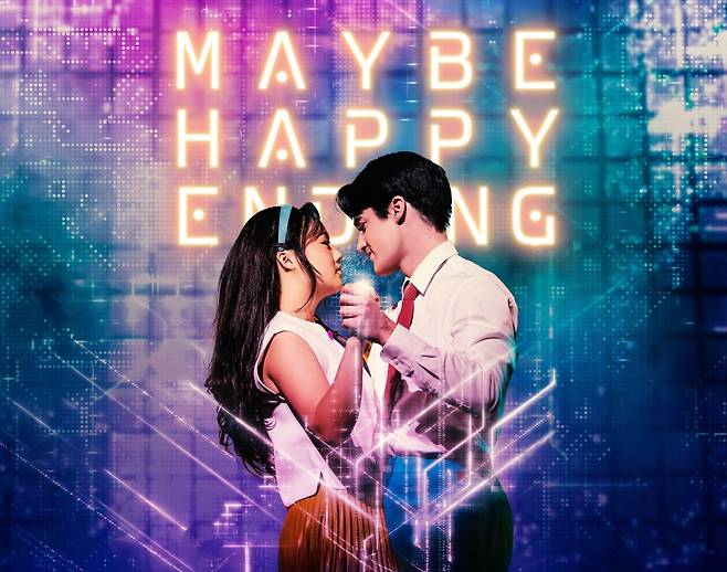 미국 토니상에서 10개 부문 후보로 지명된 한국 창작 뮤지컬 '어쩌면 해피엔딩'의 로봇 올리버(오른쪽)와 클레어.