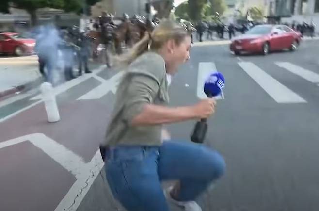 미국 로스앤젤레스(LA)에서 불법 이민자 체포·추방을 반대하는 대규모 시위를 취재하던 호주 언론인이 경찰이 쏜 고무탄에 맞는 사고가 발생했다. /호주 9뉴스