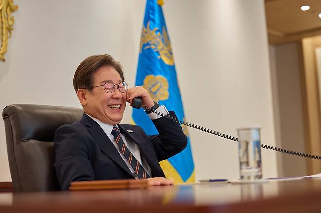 이재명 대통령이 9일 서울 용산구 대통령실 청사 집무실에서 이시바 시게루 일본 총리와 전화 통화를 하고 있다. /대통령실 제공