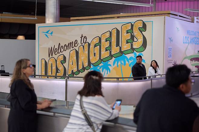 6일 미국 로스앤젤레스 국제공항에서 사람들이 도착을 기다리고 있다. /연합뉴스