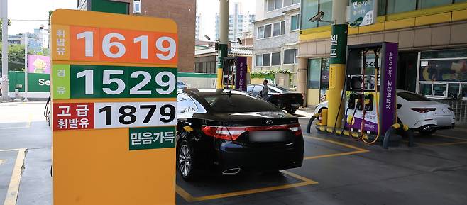 8일 서울 시내 한 주유소에서 시민들이 주유하고 있다. / 연합뉴스