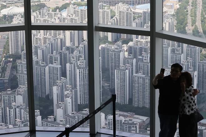 지난 8일 서울 송파구 서울스카이에서 본 일대 아파트. /연합뉴스