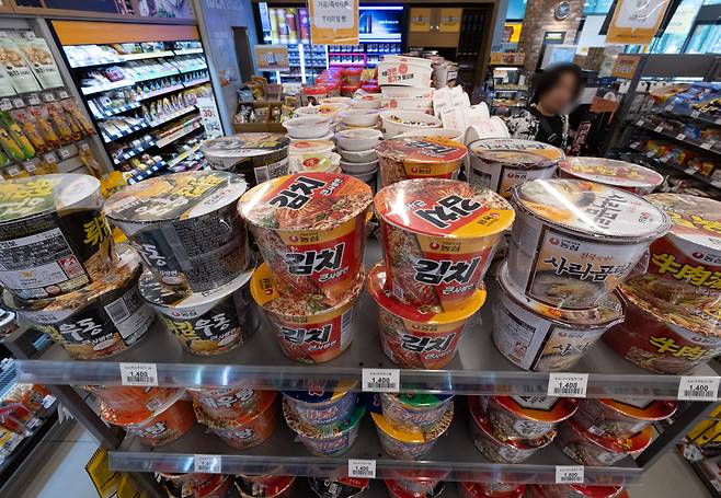 서울의 한 편의점에서 라면이 진열돼 있는 모습./뉴스1