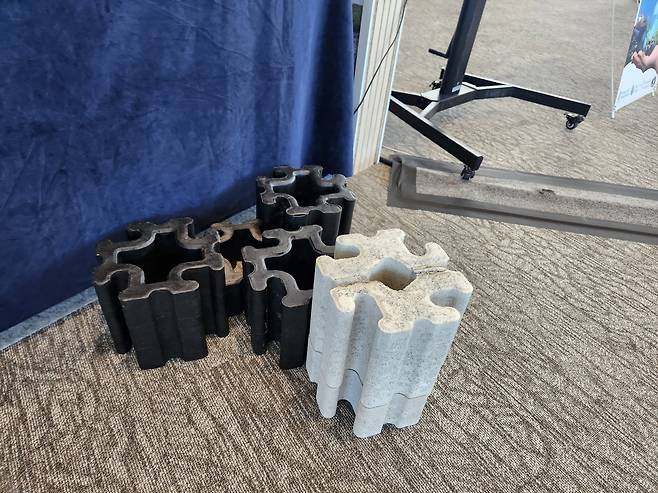 콘크리트 타일 제조업체 웨스텍 글로벌이 5일 제주 서귀포시 국제컨벤션센터에서 열린 ‘2025 세계 환경의 날’ 행사에 폐플라스틱을 이용한 플라스틱 블록(사진 왼쪽)을 전시했다. 사진 오른쪽은 시멘트로 만든 일반 옹벽블록이다./문수빈 기자